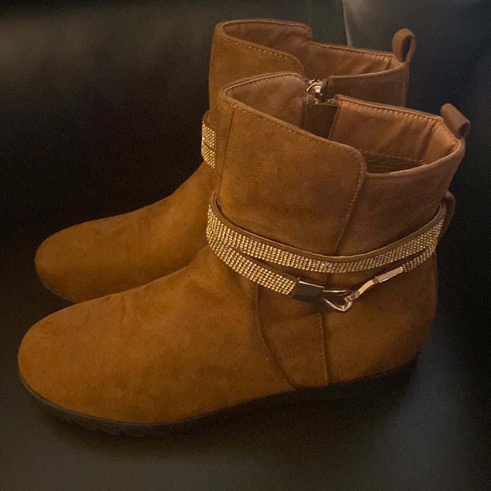 Brown casual boots with diamonds on them. Size 8 wore them one time